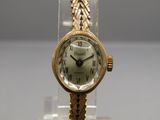 une montre-bracelet en or avec des chiffres romains