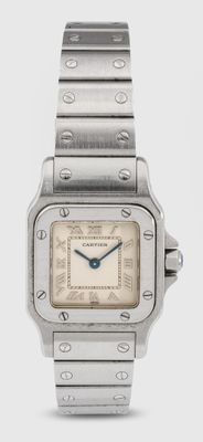 une photo d'une montre-bracelet en acier inoxydable avec un cadran blanc