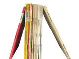 une pile de livres d'où dépasse un crayon