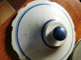 un petit bol et un autre petit bol posés sur une table