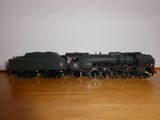 un petit train miniature posé sur une table en bois