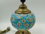 une lampe bleue avec un pied doré orné d'un motif floral