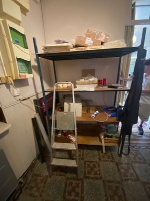 une femme debout dans une cuisine, à côté d'un réfrigérateur