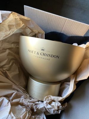 une bouteille de champagne dans un coffret sur une table