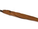 un parapluie marron avec un manche en bois sur fond blanc