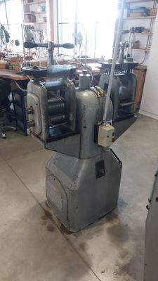 a machine that is sitting in the middle of a room