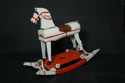 Cheval à bascule en bois sculpté à décor polychrome, selle e…
