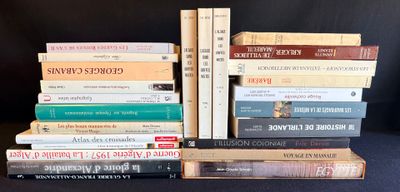 plusieurs livres empilés sur une table