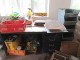 un bureau sur lequel se trouvent de nombreuses boîtes et d'autres objets