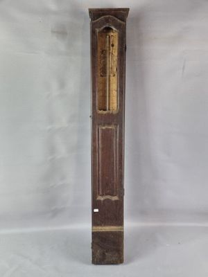 une grande horloge de parquet en bois exposée sur un fond blanc