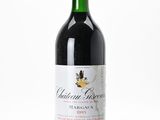 une bouteille de vin posée sur une table