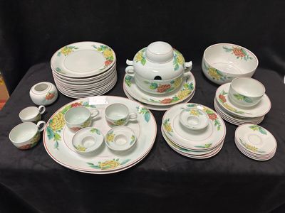 une table sur laquelle se trouvent beaucoup de plats et de tasses