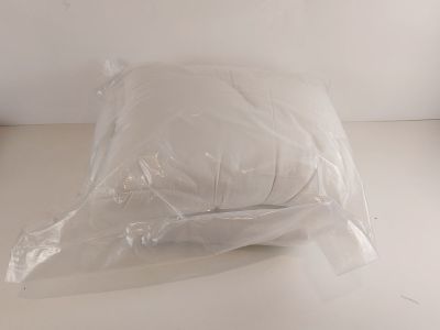 un oreiller emballé dans du plastique sur une table