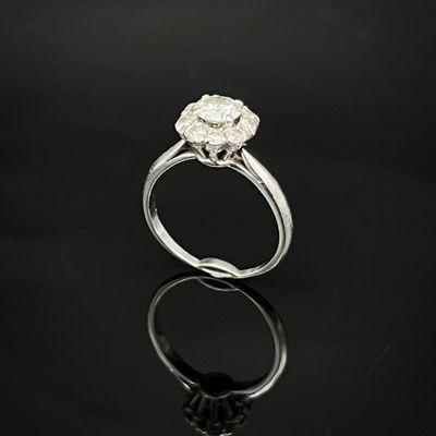 gros plan d'une bague en diamant sur une surface noire
