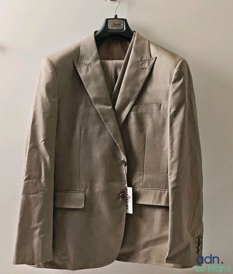 la veste est suspendue à un cintre sur le mur