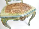une chaise en bois avec une assise en osier sur fond blanc