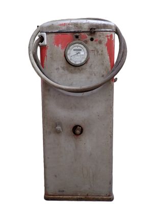 une pompe à essence à l'ancienne équipée d'une jauge