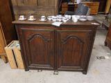 un meuble en bois sur lequel sont posées des tasses et des soucoupes