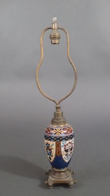 Petite lampe en cloisonné à motifs floraux stylisés, monture…