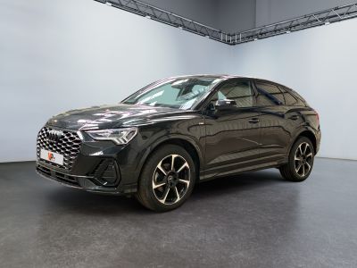 Un SUV noir est garé dans une grande pièce
