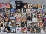 beaucoup de DVD et de CD sur la table