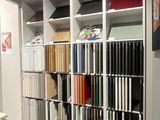 une pièce remplie d'une grande variété de tissus