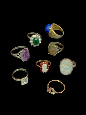un ensemble de sept bagues ornées de pierres de différentes couleurs