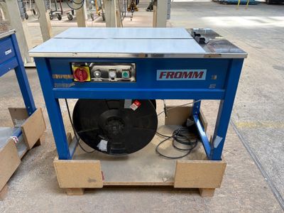 une machine posée sur une table