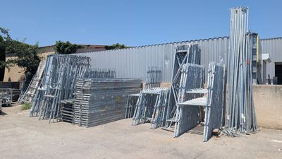 beaucoup de chaises et une table devant un bâtiment