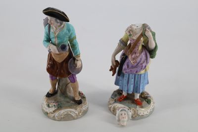 paire de figurines en porcelaine représentant un homme et une femme