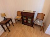deux chaises et une table dans le coin d'une pièce