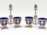 trois vases en verre argenté et bleu empilés les uns sur les autres