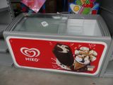 une machine à glaces exposée dans un magasin