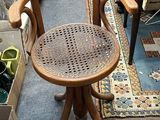 une chaise posée sur un tapis dans une pièce