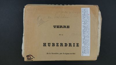 une boîte en carton sur laquelle sont inscrits des mots, posée sur une table