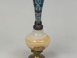 un petit vase orné d'un motif bleu et blanc