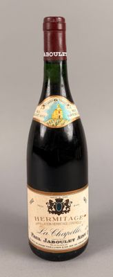 une bouteille de vin rouge sur fond gris, avec une étiquette