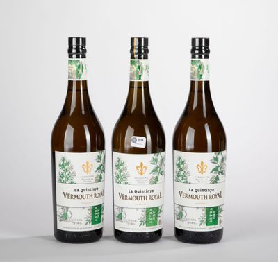 trois bouteilles de vin posées l'une à côté de l'autre sur une table