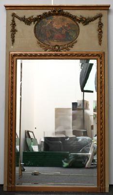 un miroir accroché au mur de la pièce