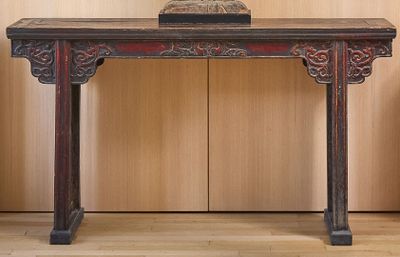une petite table sur laquelle est posé un vase