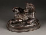 statue en bronze représentant un chien et un chat sur un socle