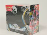 une boîte de cartes à collectionner Pokémon posée sur une table