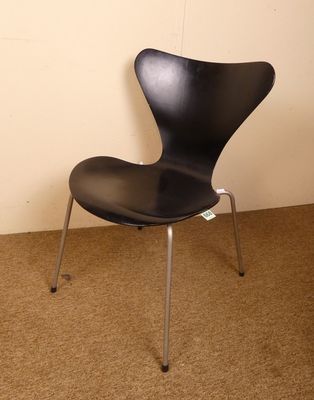 une chaise noire qui se trouve dans une pièce