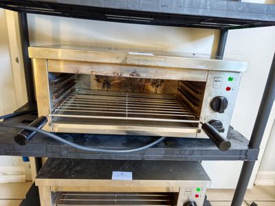 une photo d'un four grille-pain posé sur un support