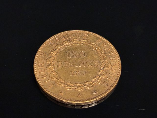 Une pièce de monnaie en or à valeur faciale de cent francs (100 f...