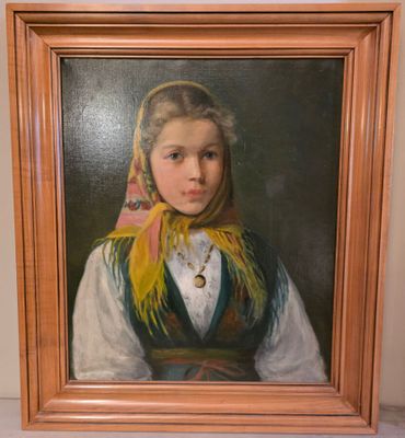 portrait d'une jeune fille en costume traditionnel, dans un cadre en bois