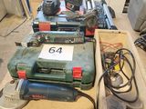 une boîte à outils posée sur une table dans un garage