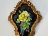 une photo d'une rose dans un cadre doré
