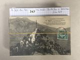 une carte postale sur laquelle figure la photo d'un groupe de personnes au sommet d'une montagne