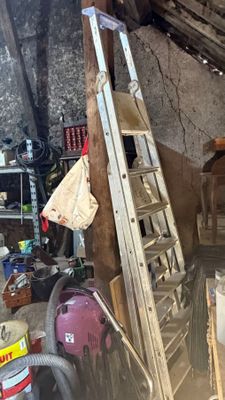 une échelle appuyée contre un mur dans un garage